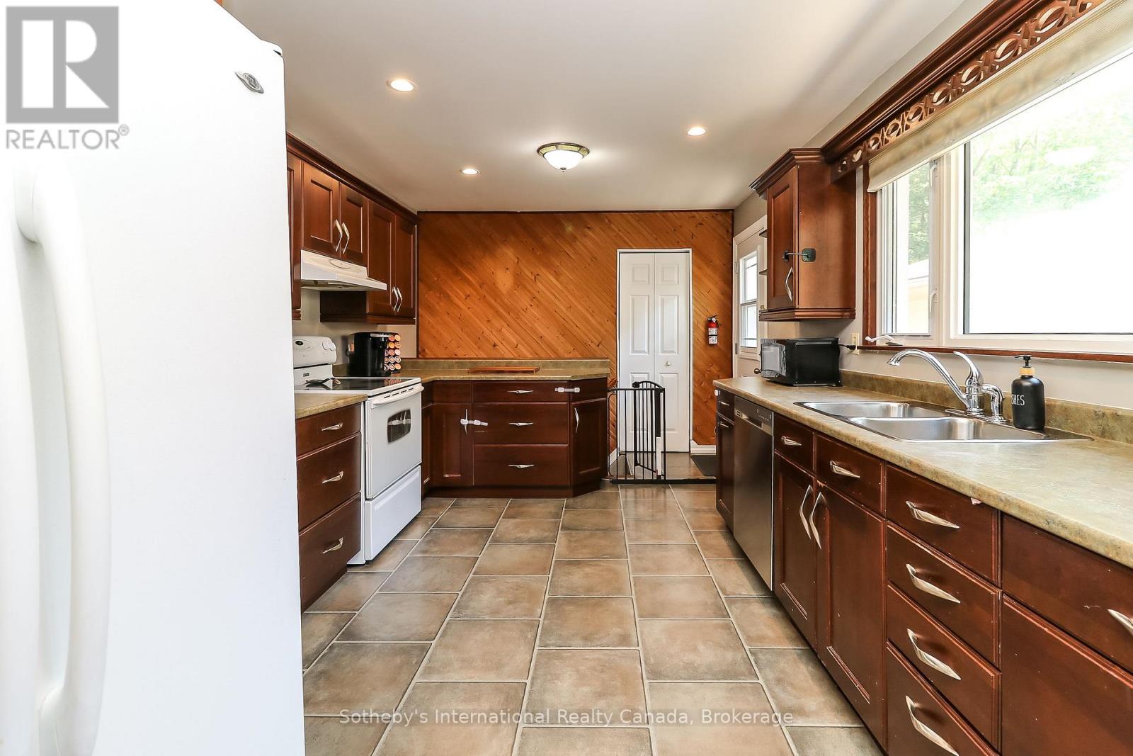 33 Parkwood Drive Property Photo 16