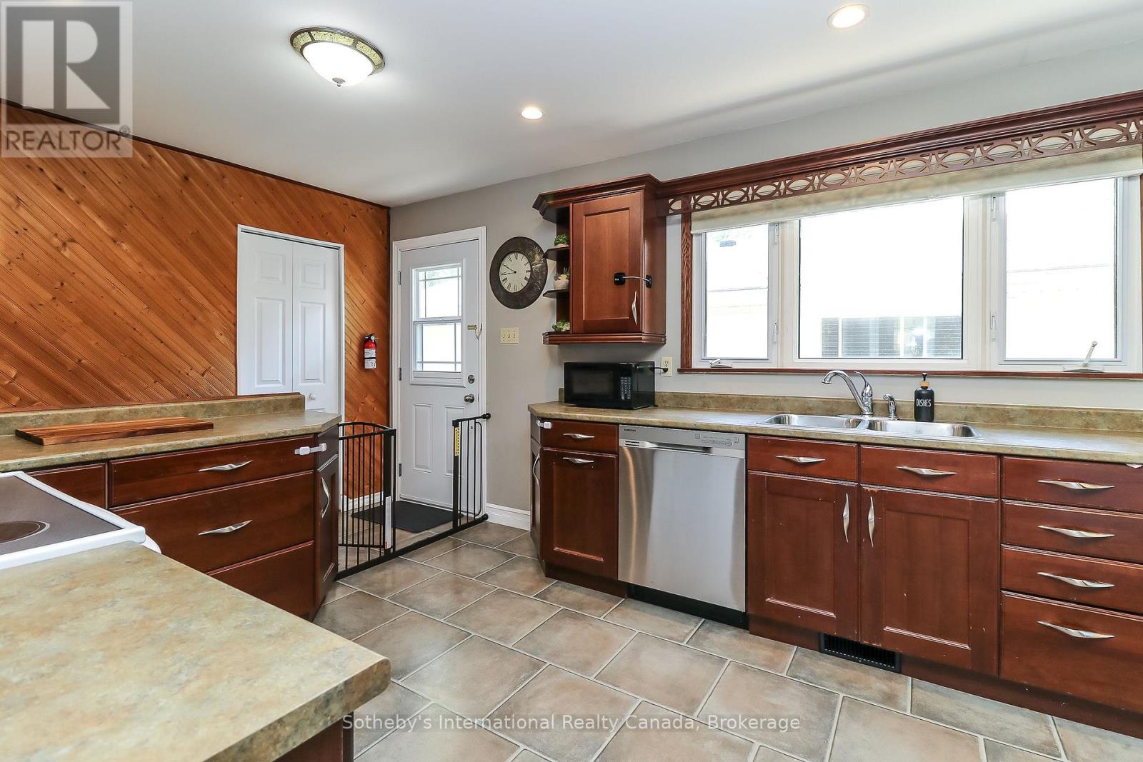 33 Parkwood Drive Property Photo 17