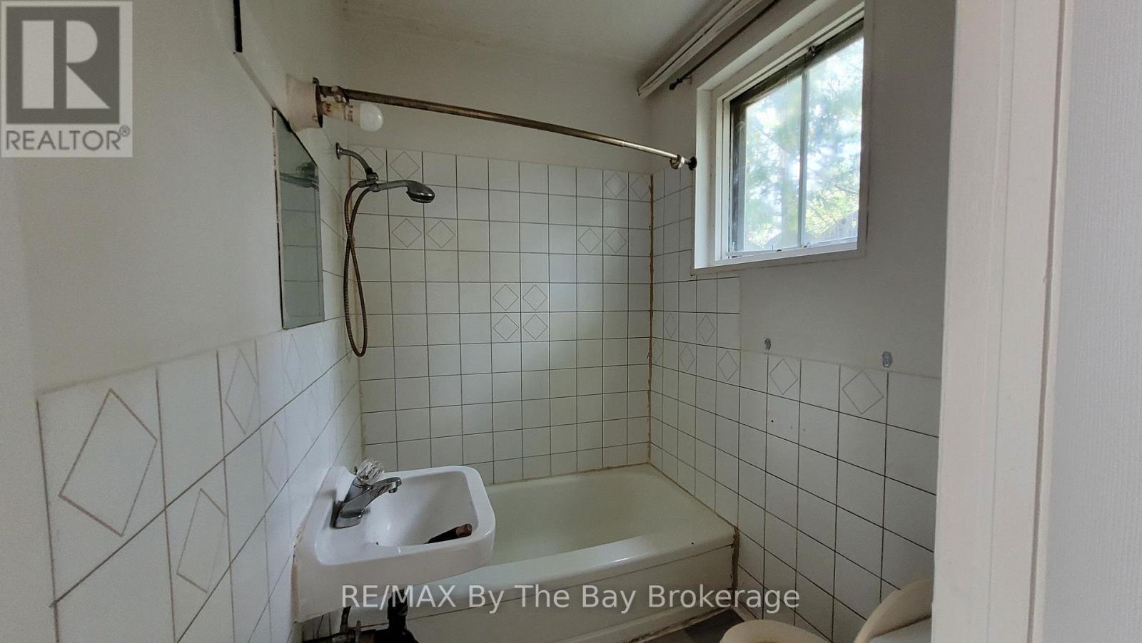 A05 - 280 River Road E Property Photo 6