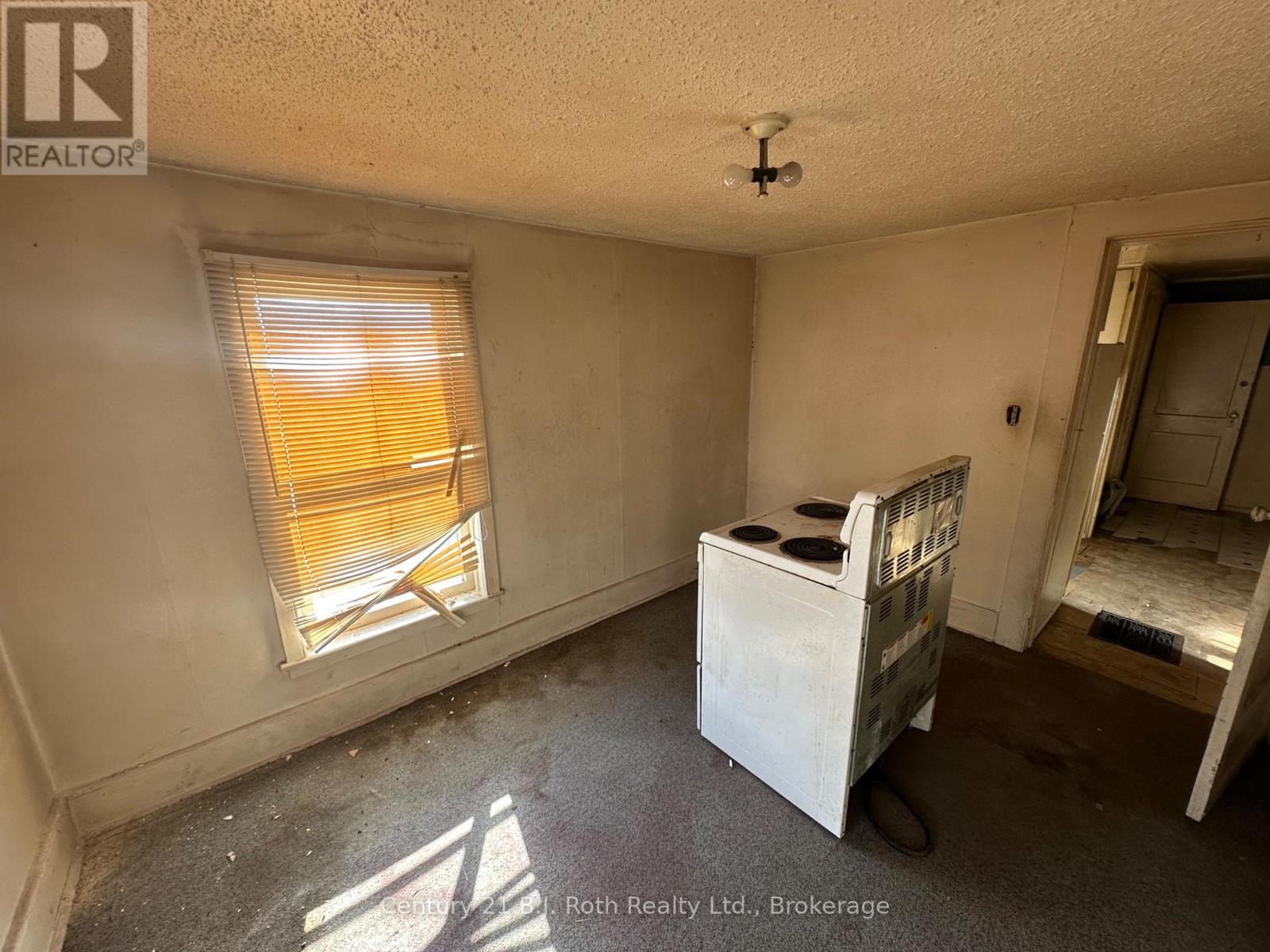 371 West Street N Property Photo 3