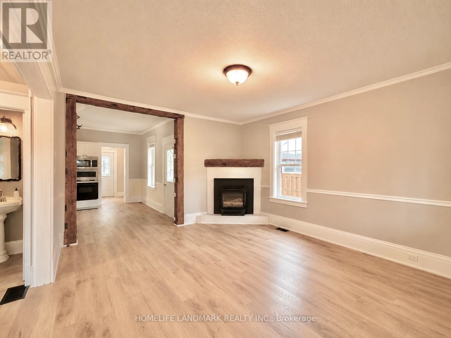 111 Penetang Street Property Photo 3