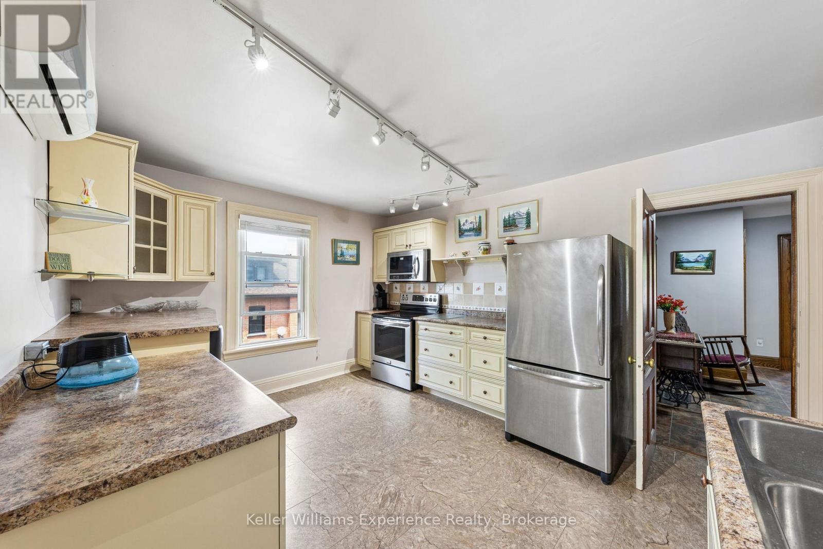 390 King Street Property Photo 15