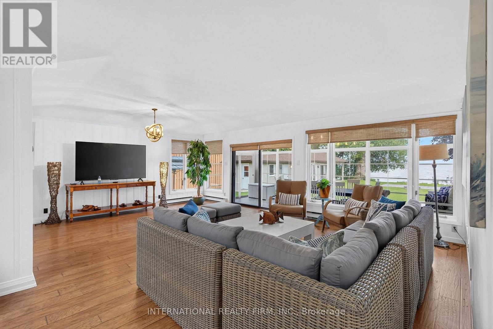 2032 Lakeshore Drive Property Photo 7