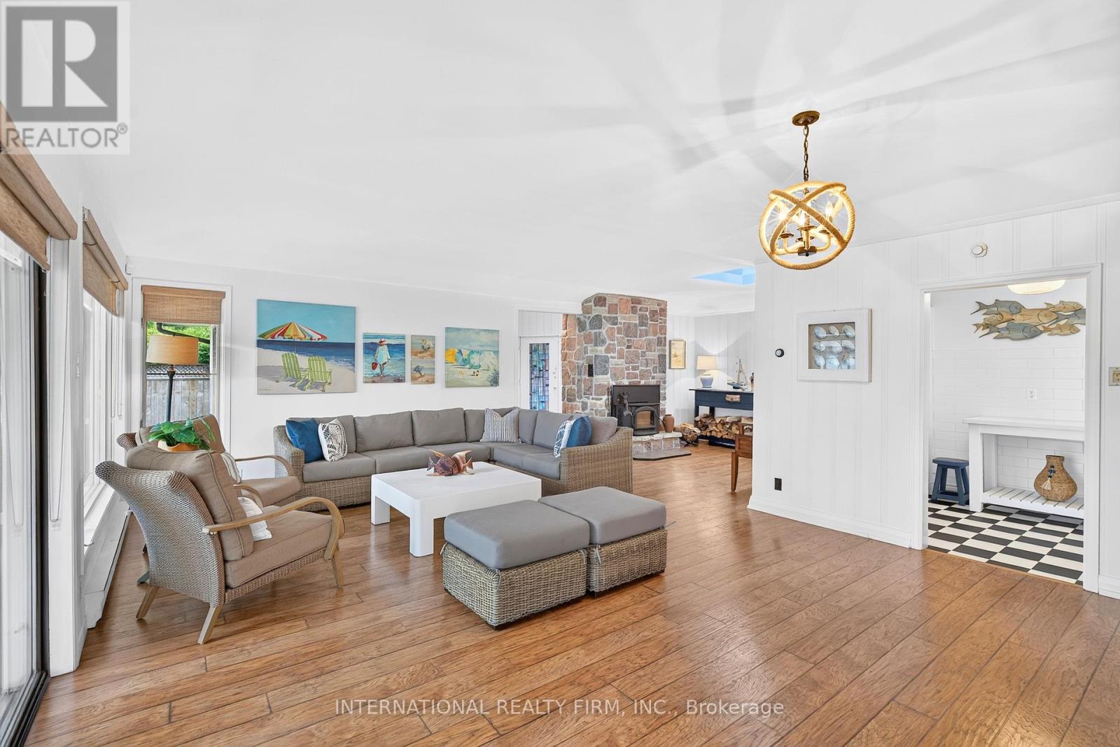2032 Lakeshore Drive Property Photo 8