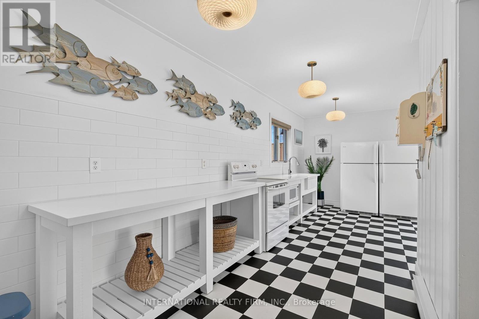 2032 Lakeshore Drive Property Photo 10