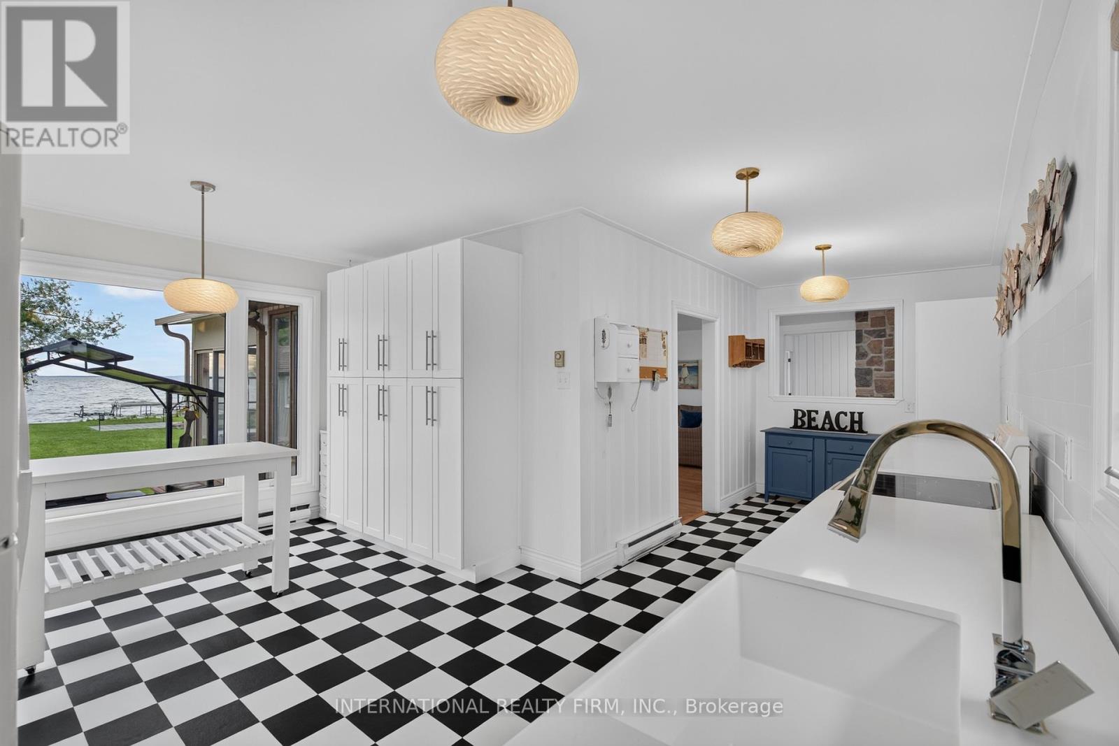 2032 Lakeshore Drive Property Photo 11