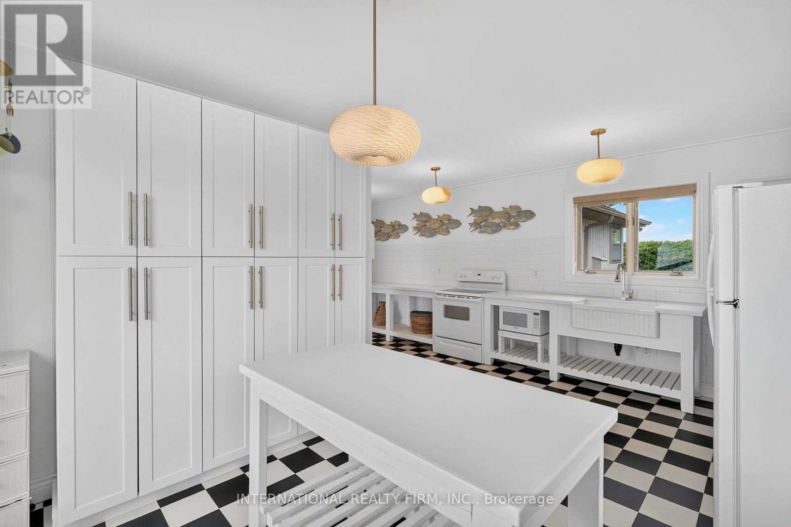 2032 Lakeshore Drive Property Photo 12