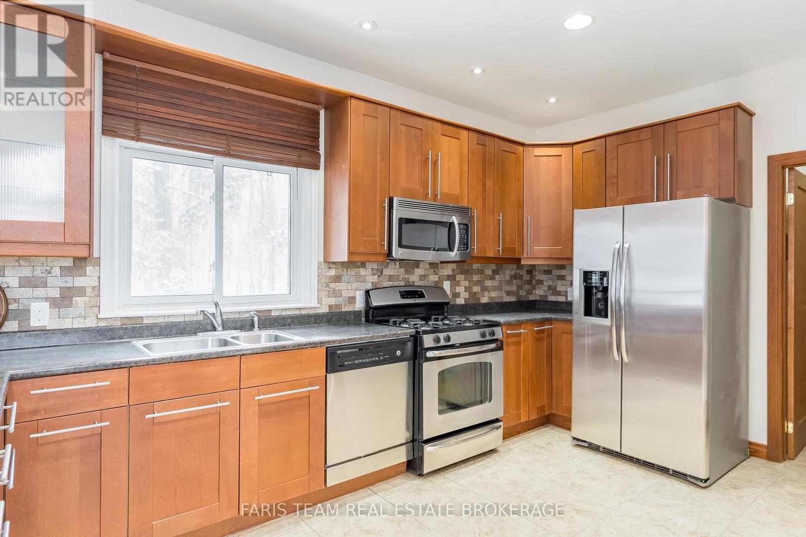 2384 Champlain Road Property Photo 6