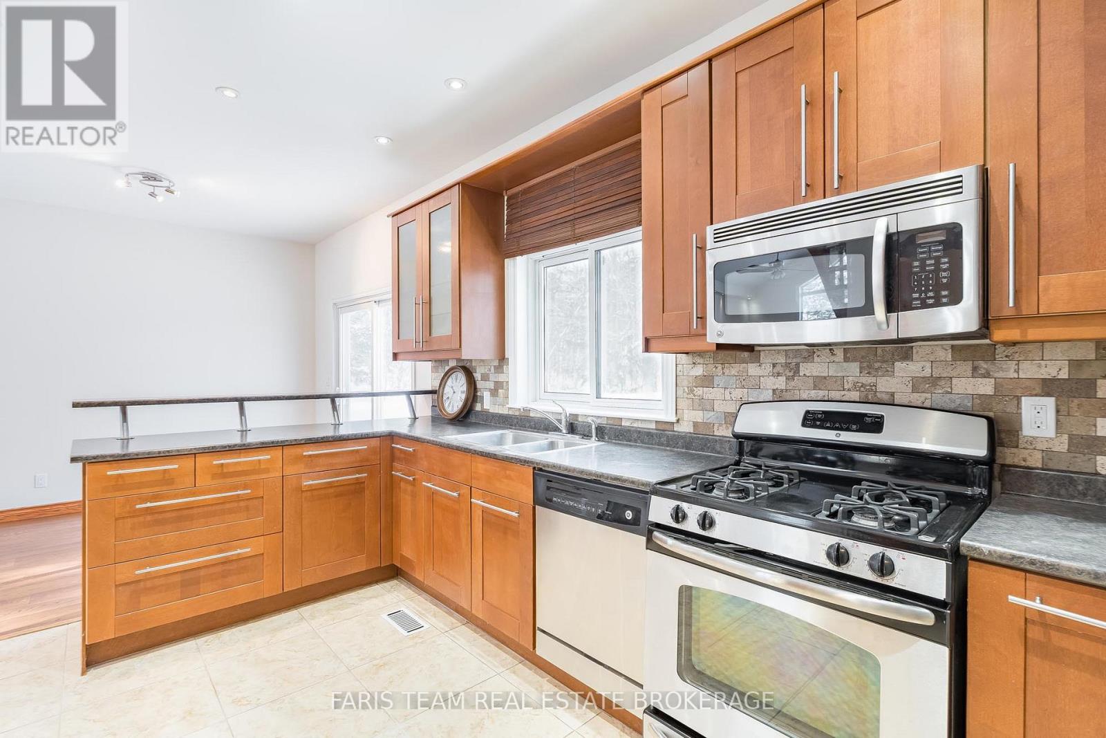 2384 Champlain Road Property Photo 10