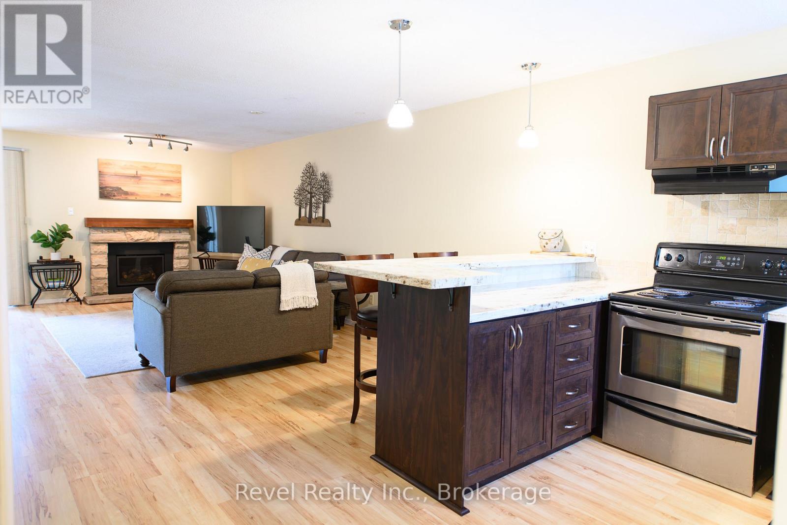 440 Oxbow Crescent W Property Photo 3