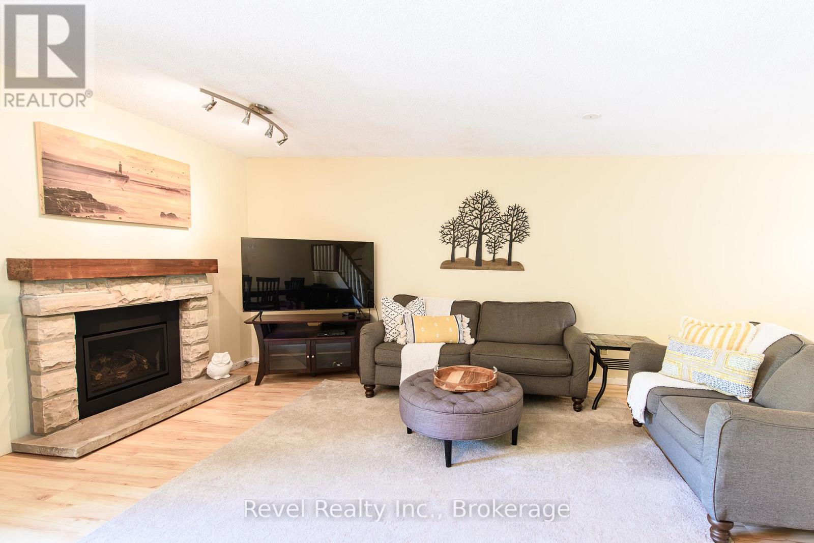 440 Oxbow Crescent W Property Photo 8