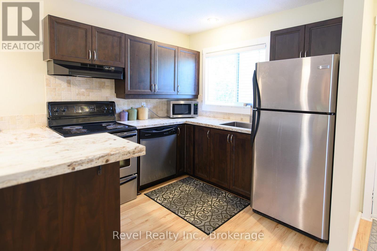 440 Oxbow Crescent W Property Photo 10