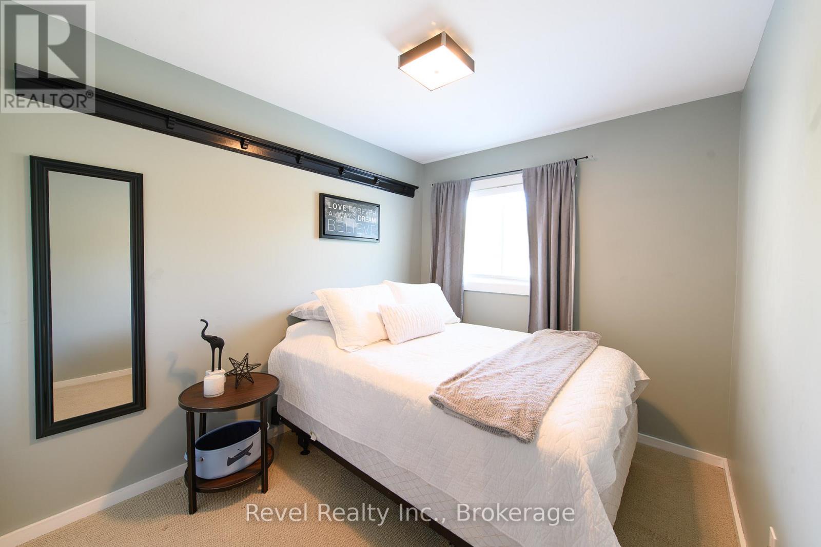 440 Oxbow Crescent W Property Photo 21