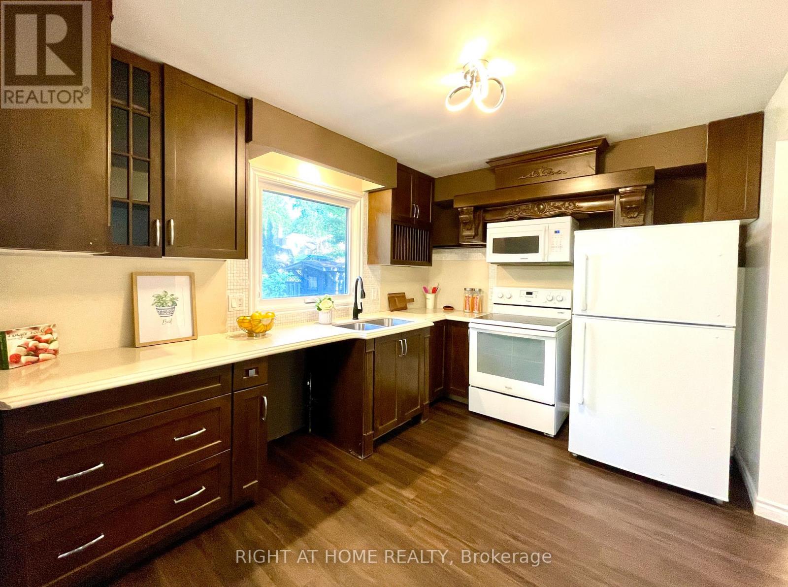 941 Victoria Street Property Photo 6