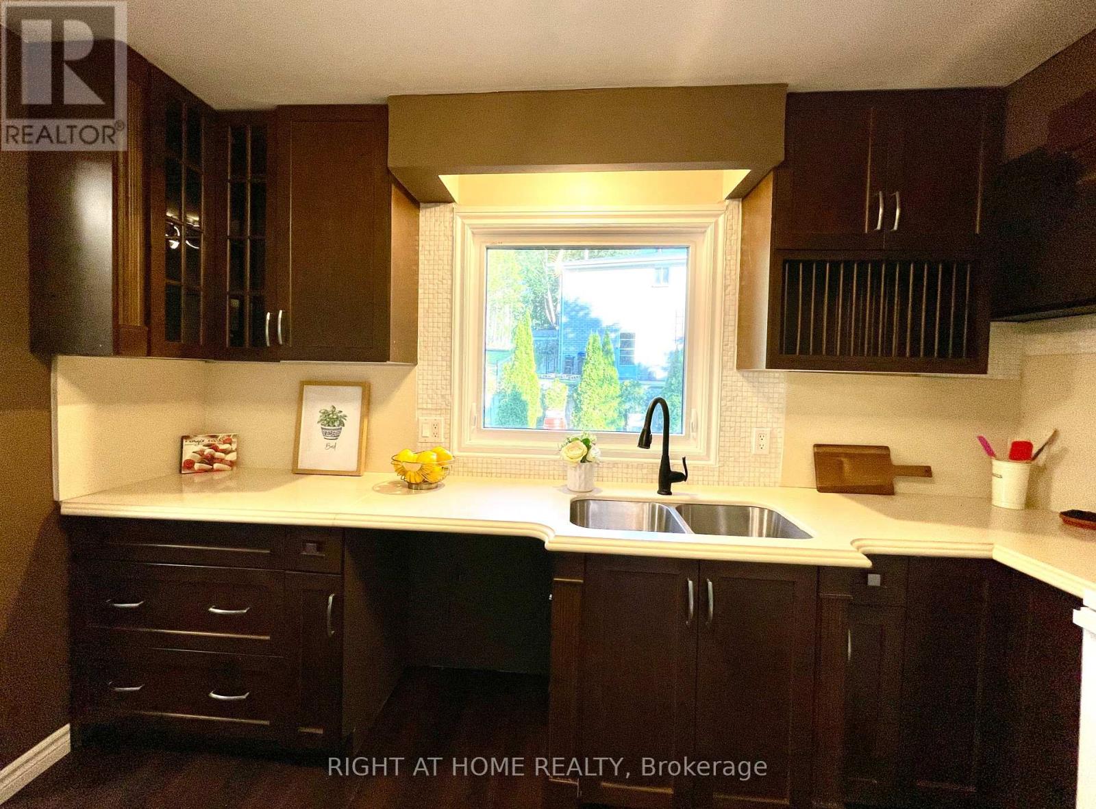 941 Victoria Street Property Photo 7