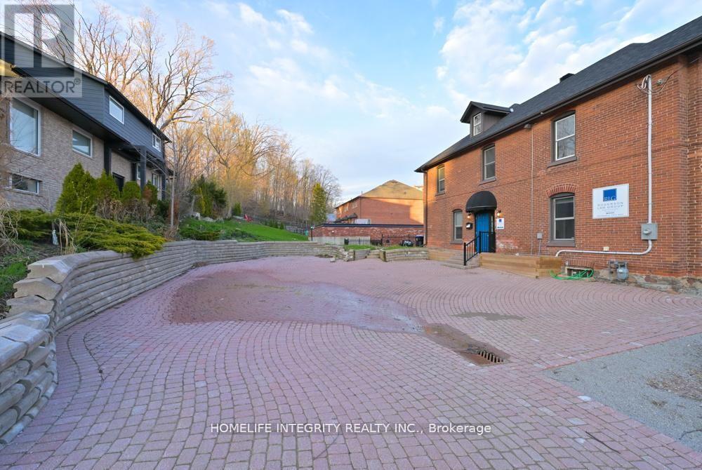25 Berczy Street Property Photo 4