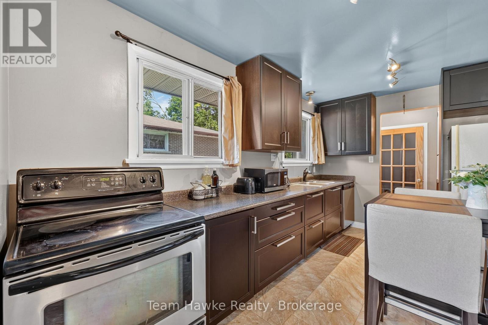 320 Scott Street Property Photo 14