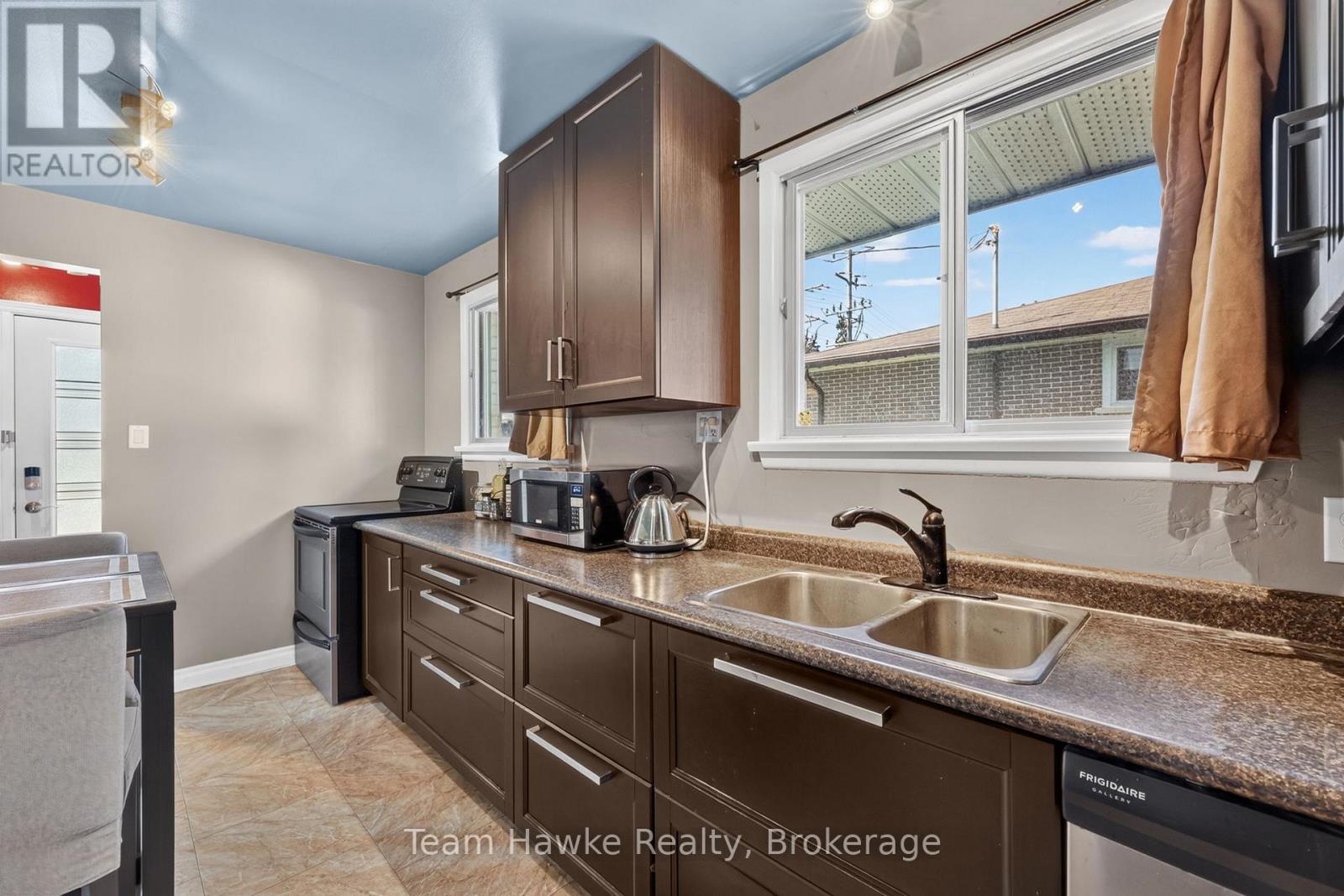 320 Scott Street Property Photo 15