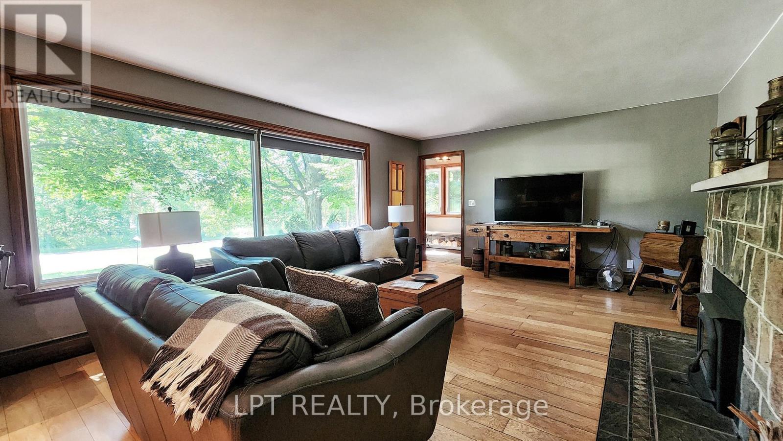 1644 Ridge Road E Property Photo 5