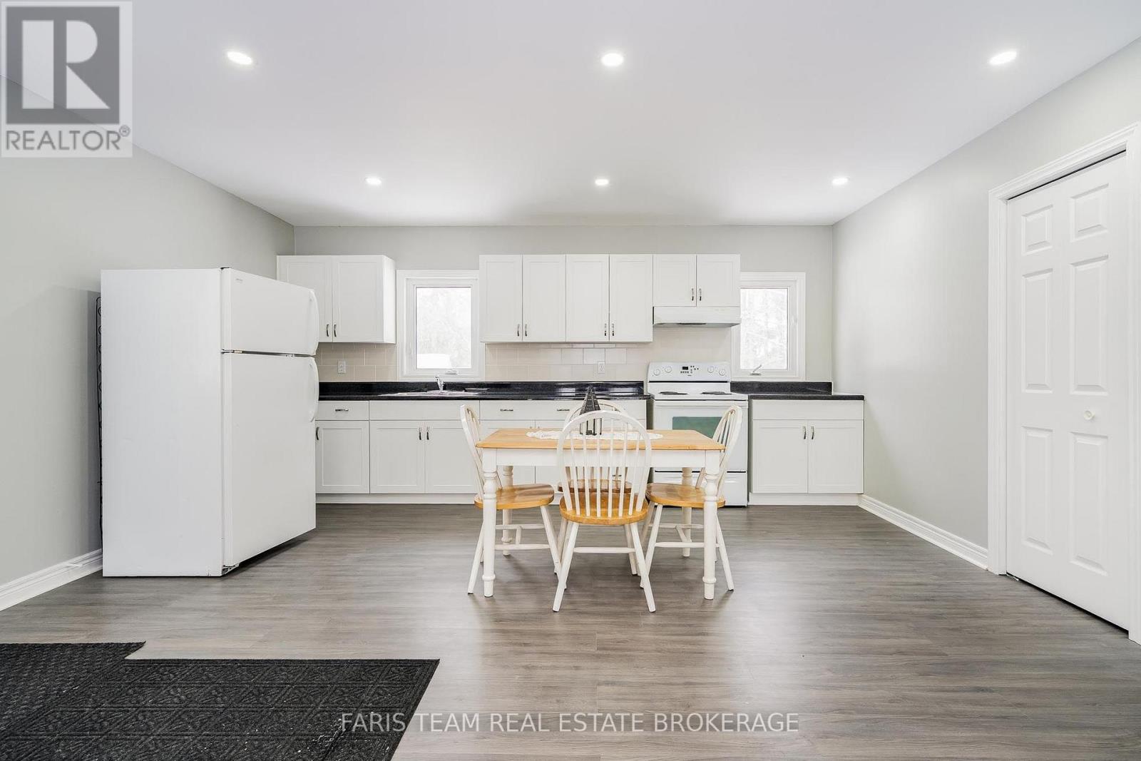 3554 John Street Property Photo 6