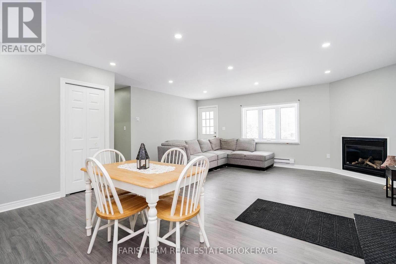 3554 John Street Property Photo 11