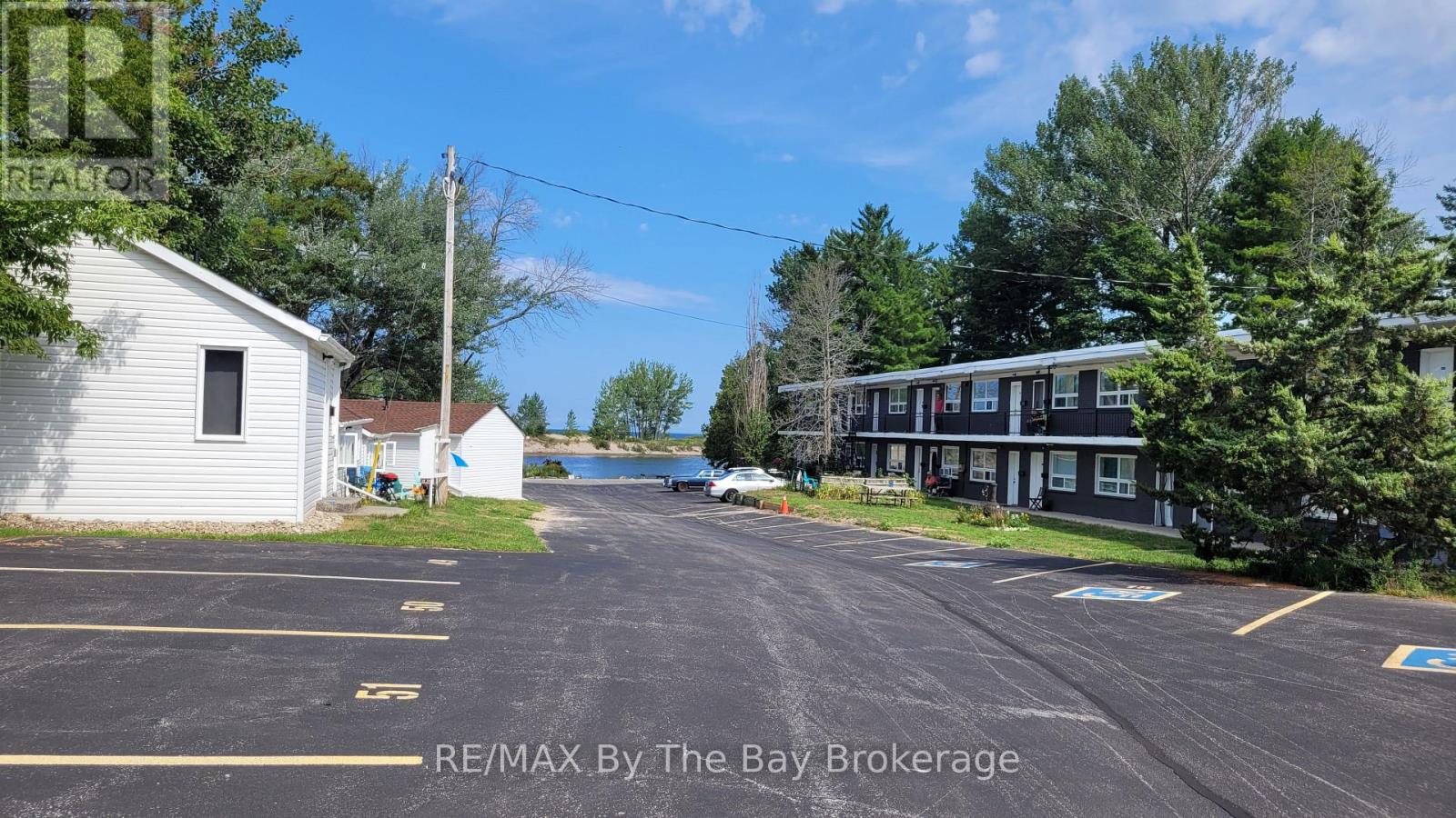 A08 - 280 RIVER ROAD E Property Photo 1