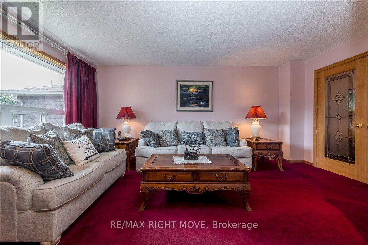 55 Laurentian Lane Property Photo 6