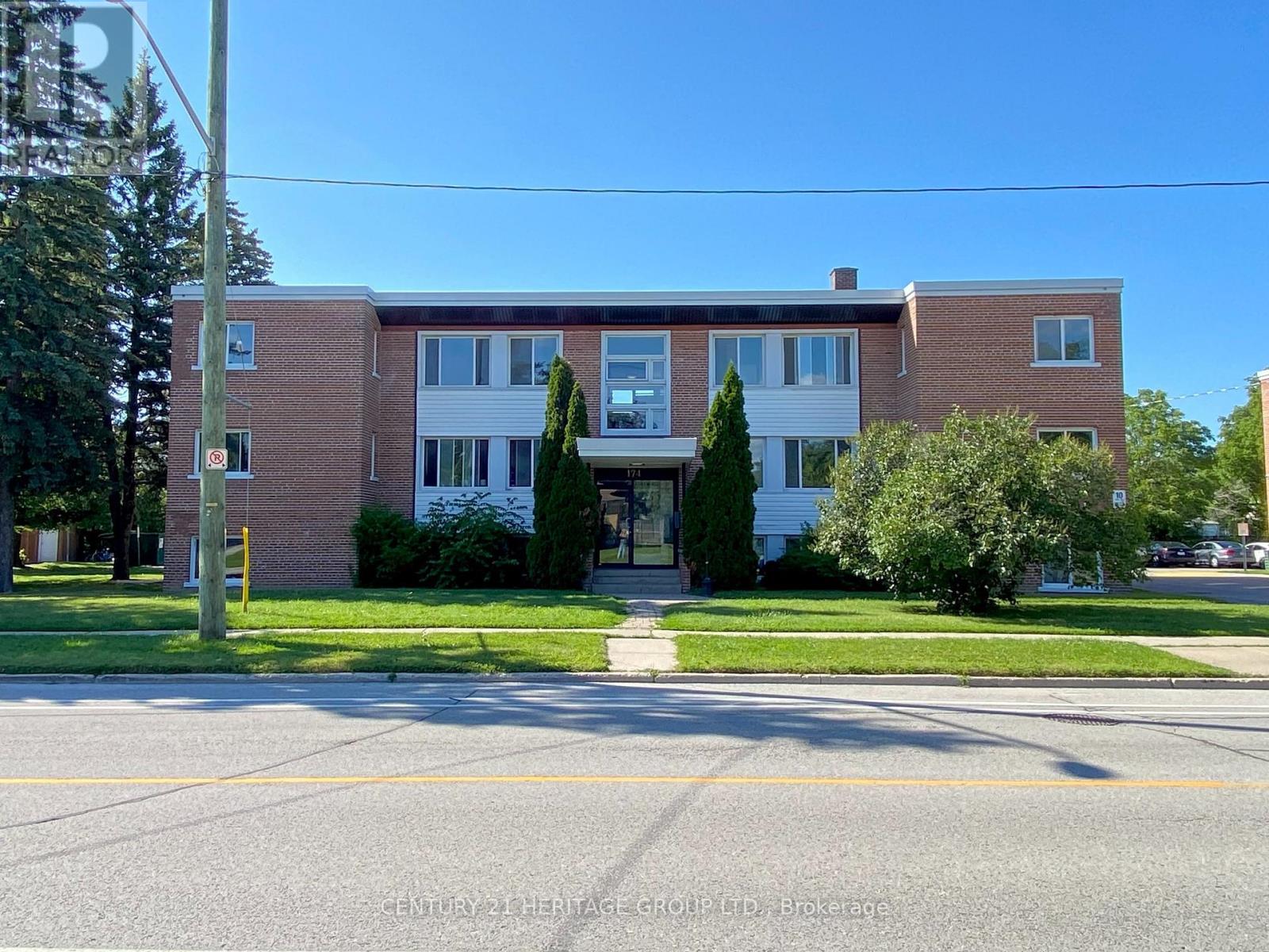 3 - 174 GROVE STREET E