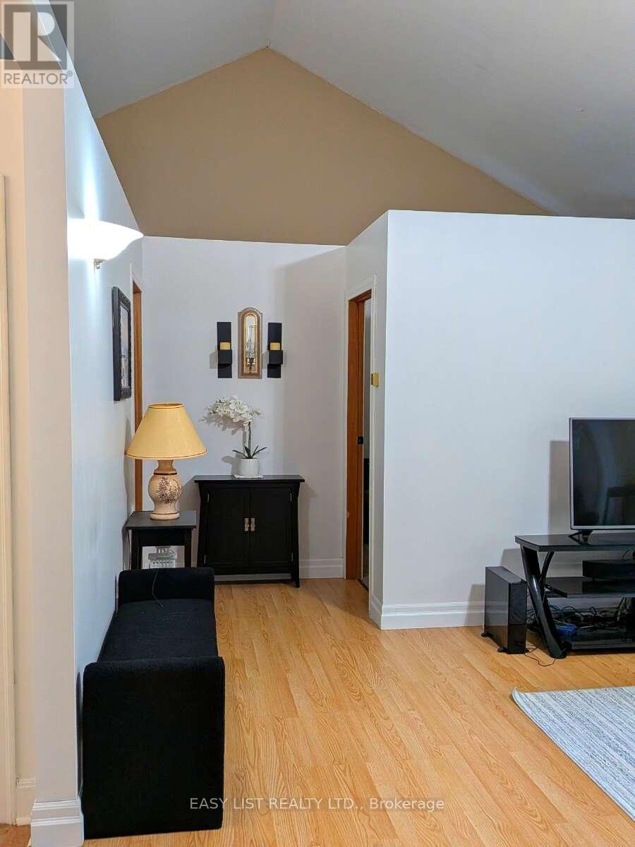 2135 Champlain Road Property Photo 6