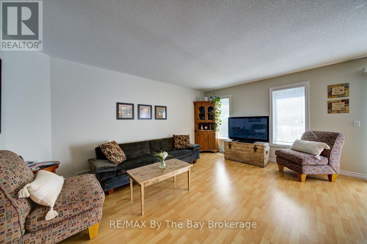 6 Illinois Crescent Property Photo 16