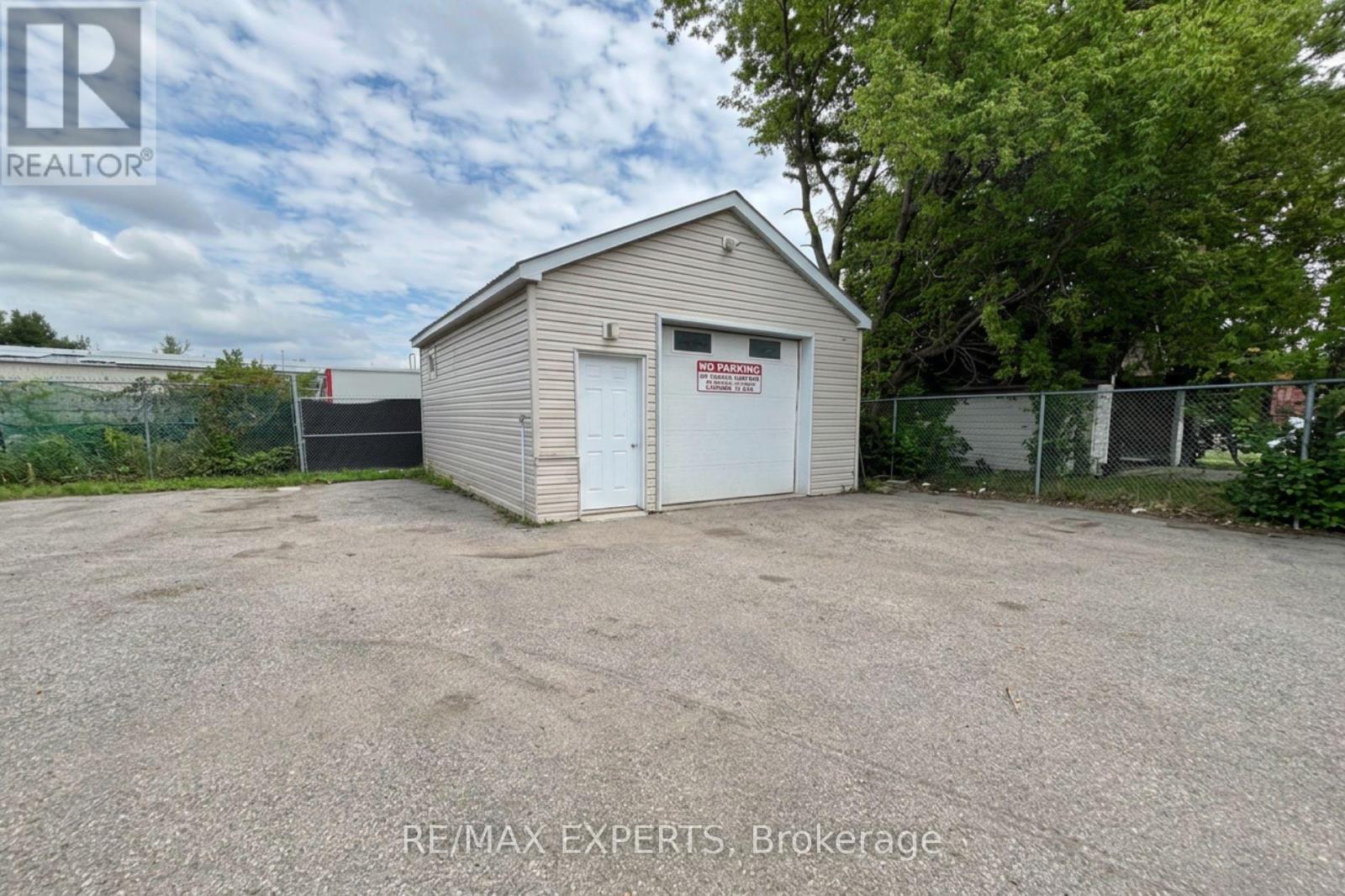 3 - 5 Ferndale Drive N Property Photo 3