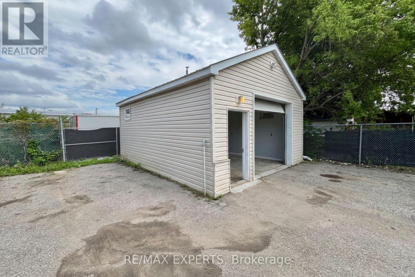 3 - 5 Ferndale Drive N Property Photo 4