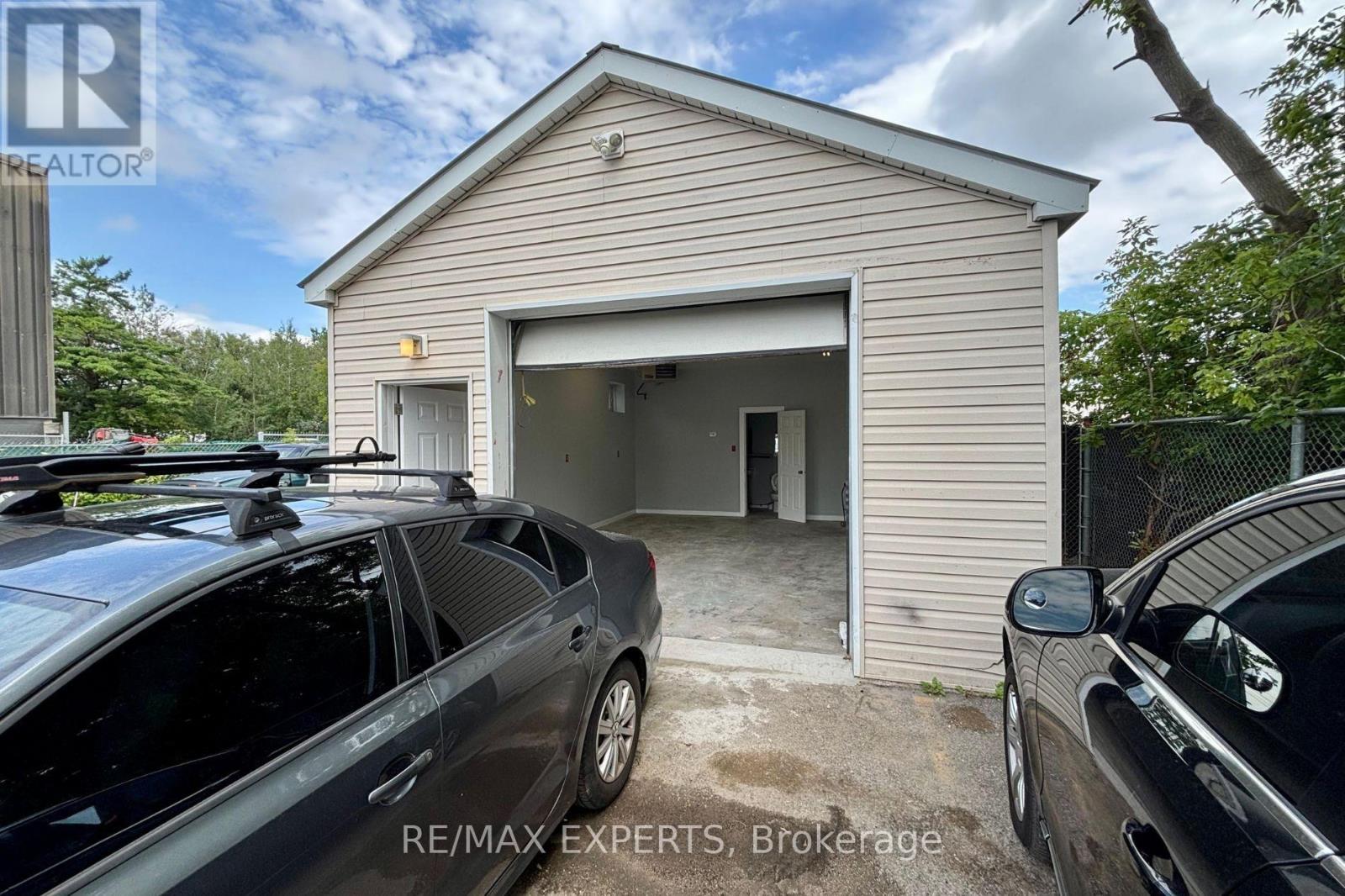 3 - 5 Ferndale Drive N Property Photo 5