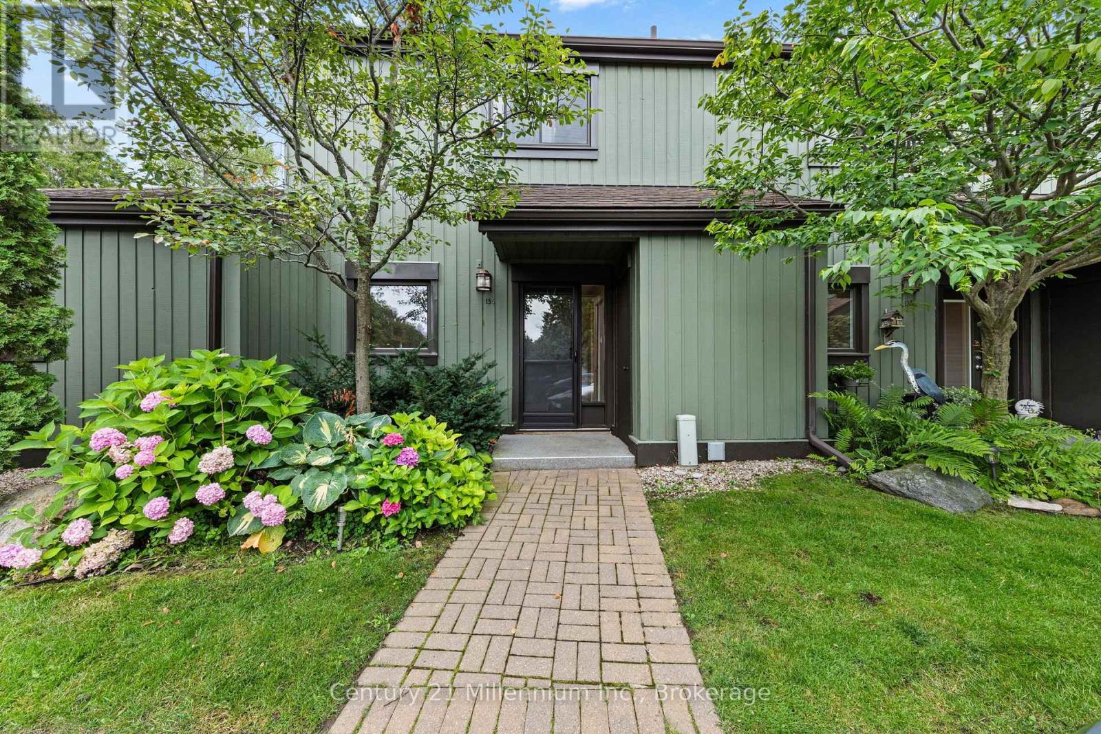 156 Escarpment Crescent Property Photo 1
