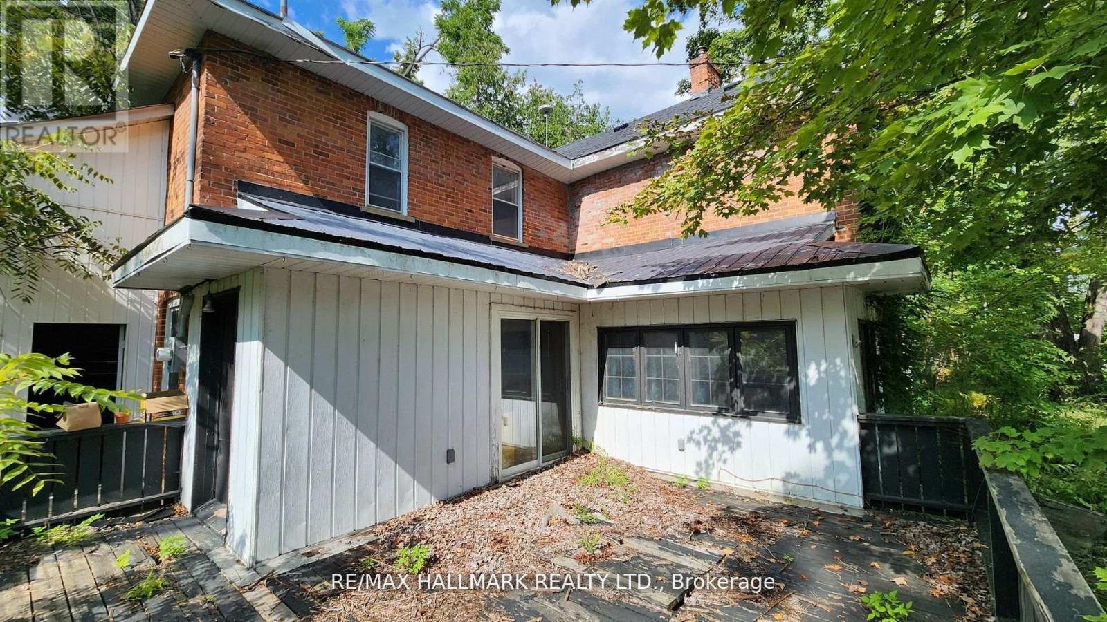 26 Lakeshore Road W Property Photo 4