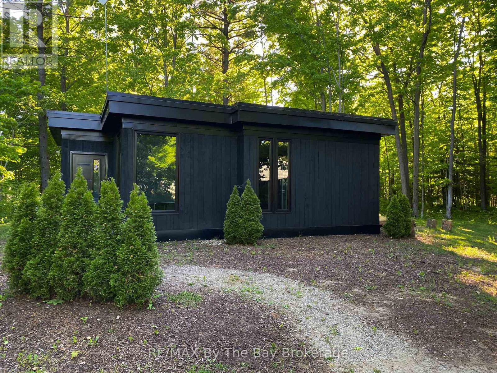 33 St. Laurent Boulevard Property Photo 1