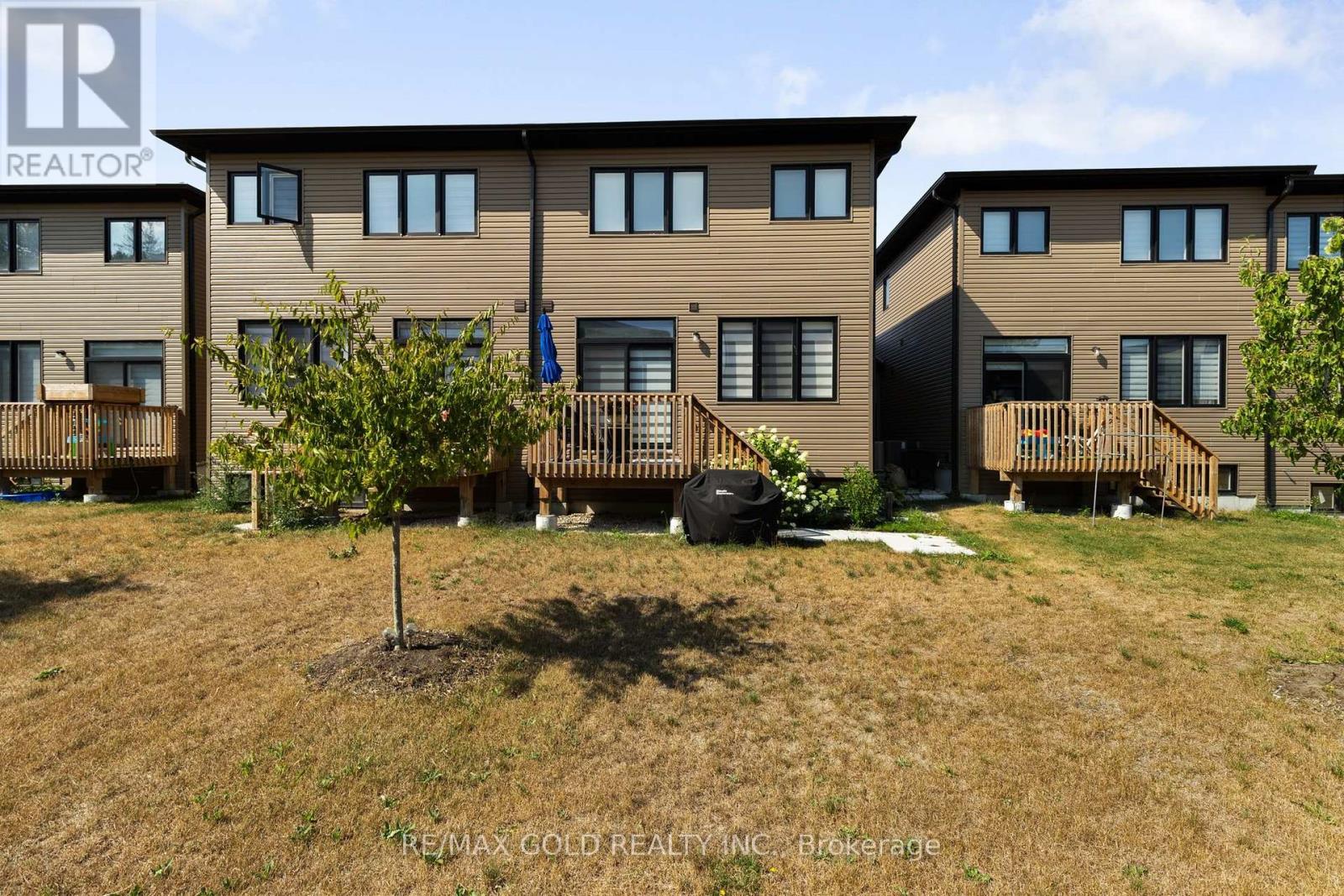 54 Eberhardt Drive Property Photo 35