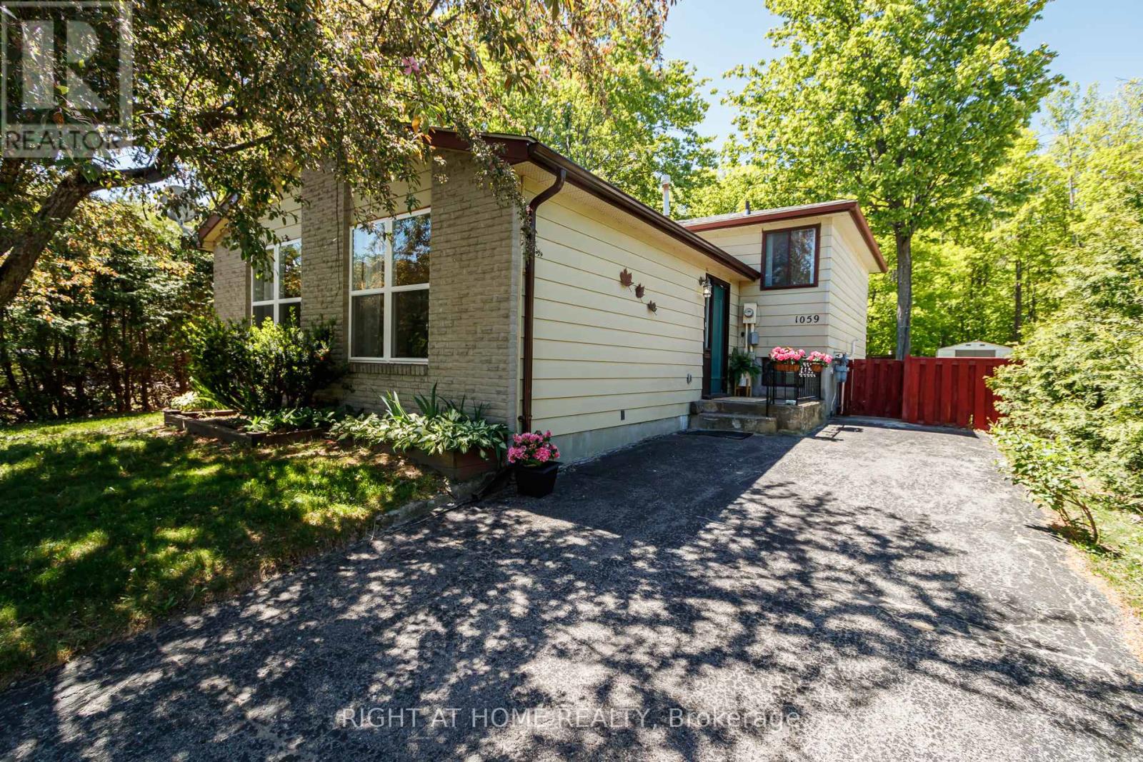 1059 Glen Mhor Crescent Property Photo 3