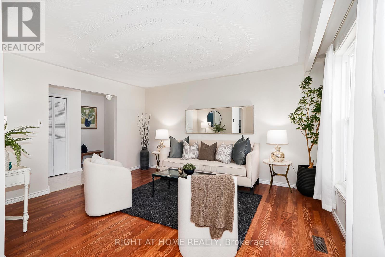 1059 Glen Mhor Crescent Property Photo 5