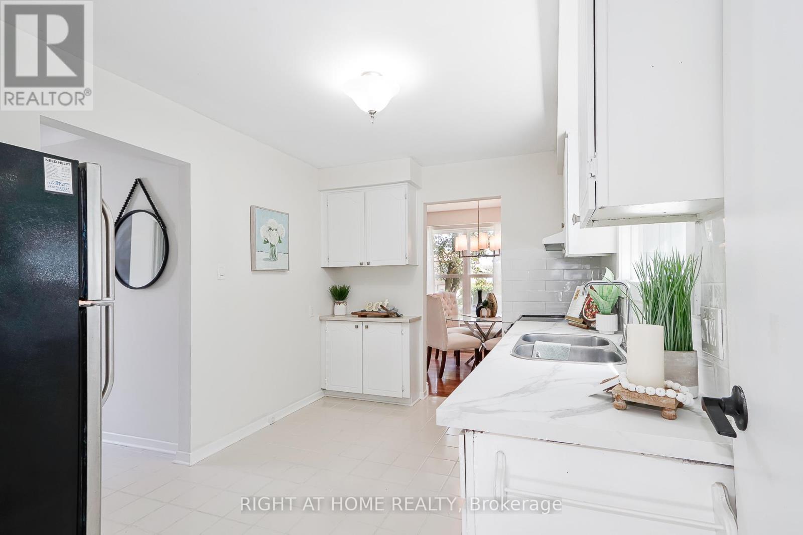 1059 Glen Mhor Crescent Property Photo 9