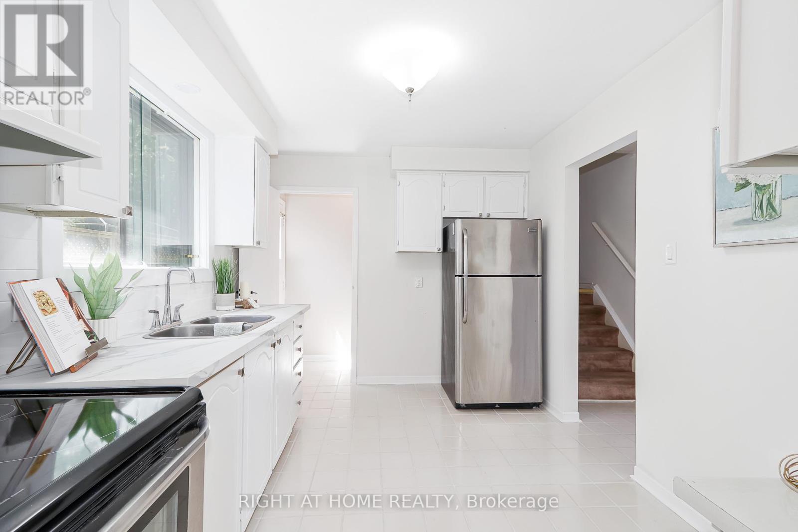 1059 Glen Mhor Crescent Property Photo 10