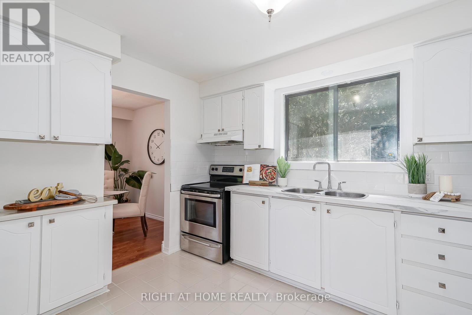 1059 Glen Mhor Crescent Property Photo 11