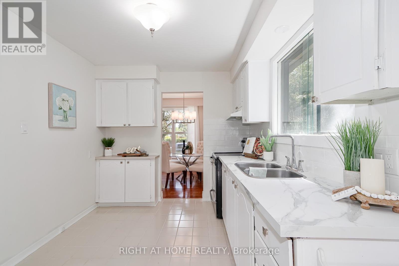 1059 Glen Mhor Crescent Property Photo 12