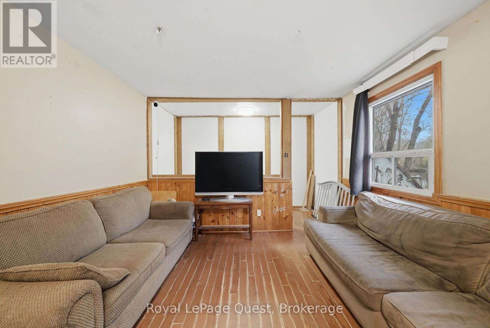 7476 Ash Crescent Property Photo 9
