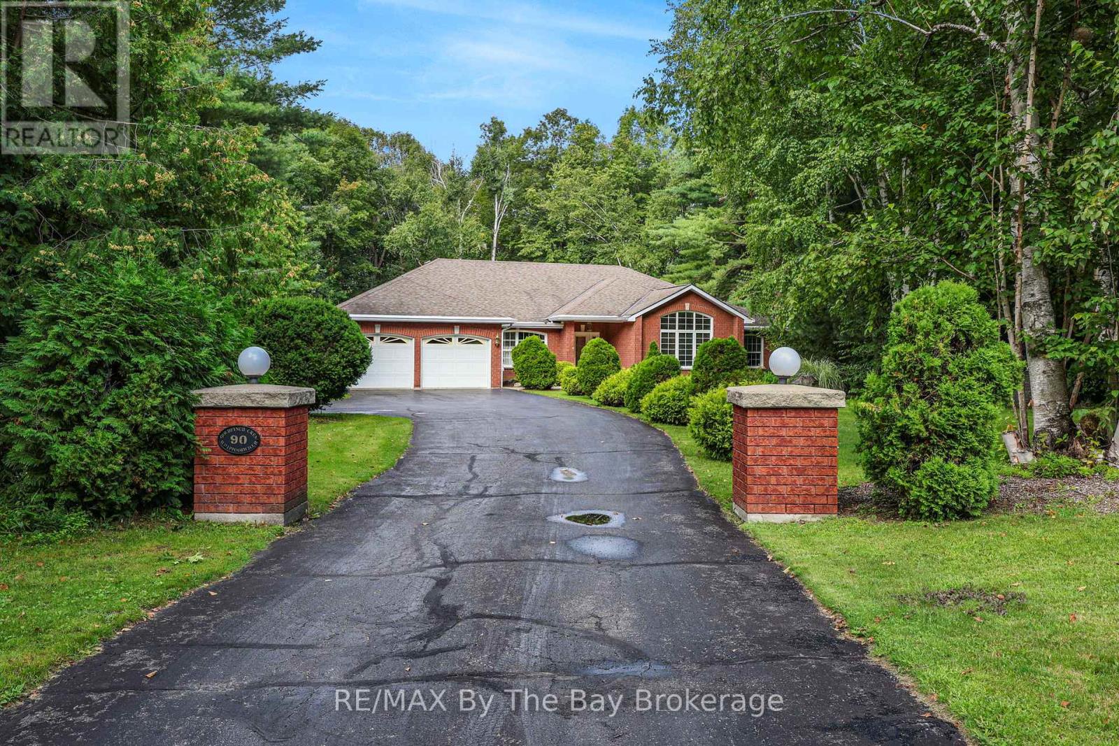 90 Goldfinch Crescent Property Photo 2