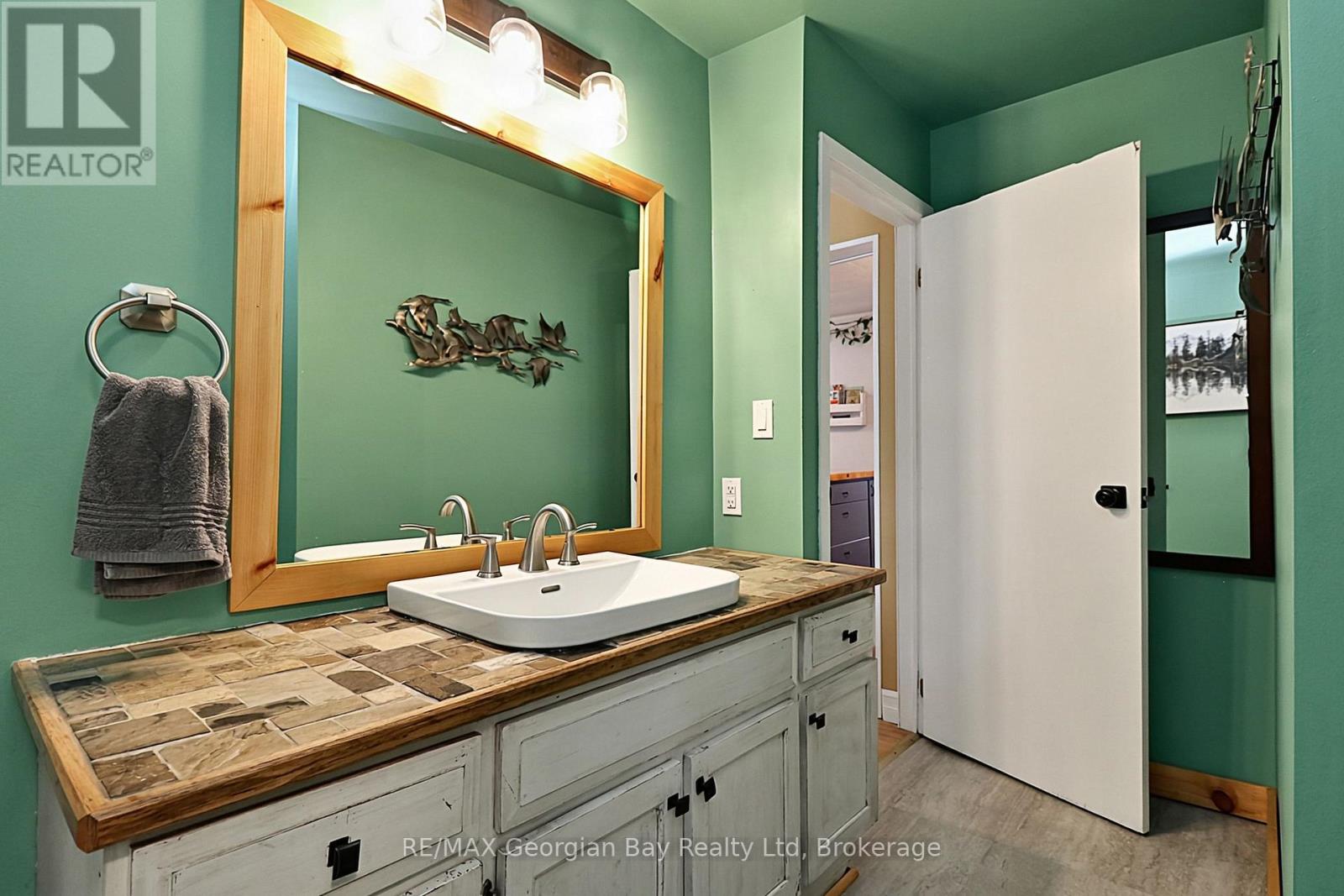 154 Robert Street W Property Photo 12