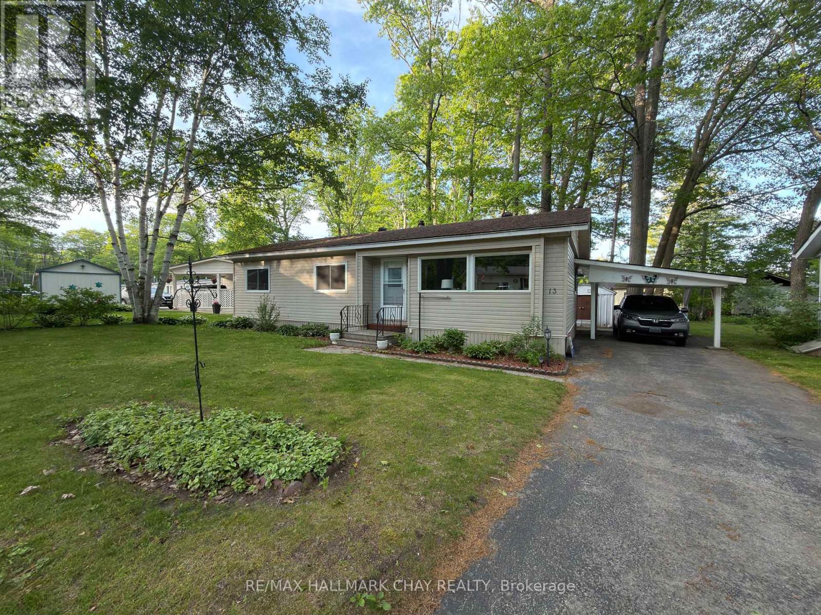13 Carruthers Street N Property Photo 1