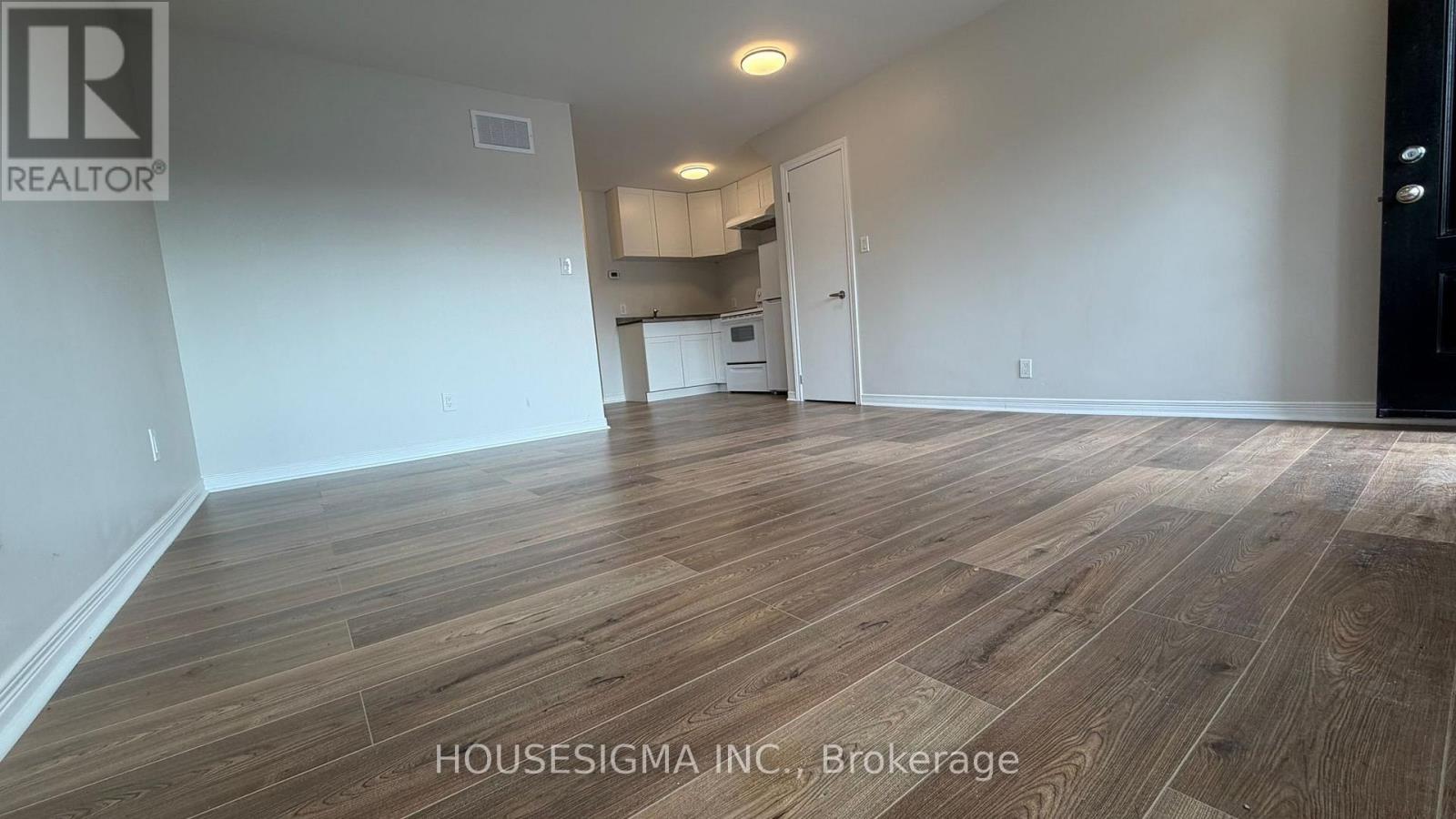 Main Floor Unit - 28 West Street N Property Photo 7