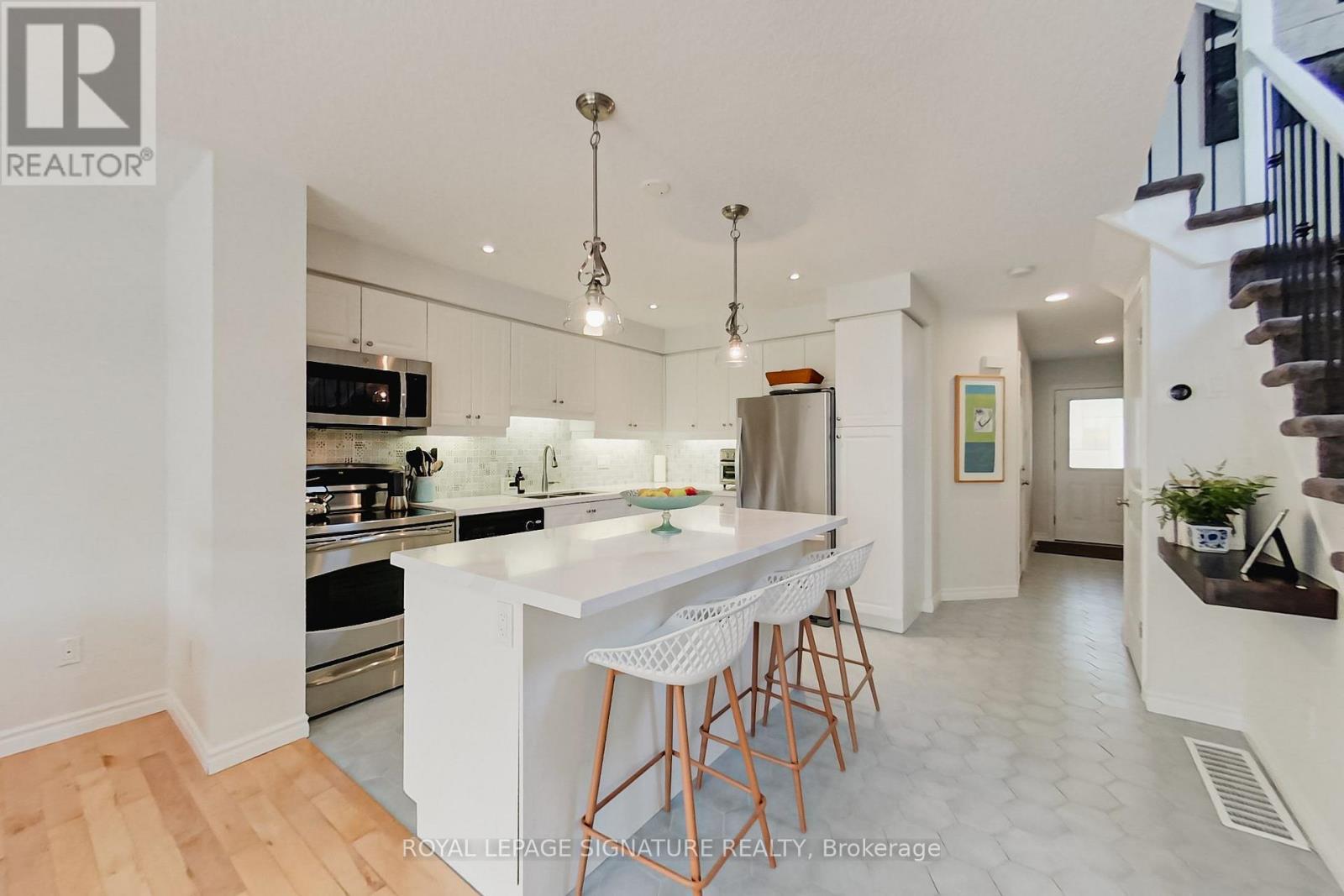 23 Silver Glen Boulevard Property Photo 5