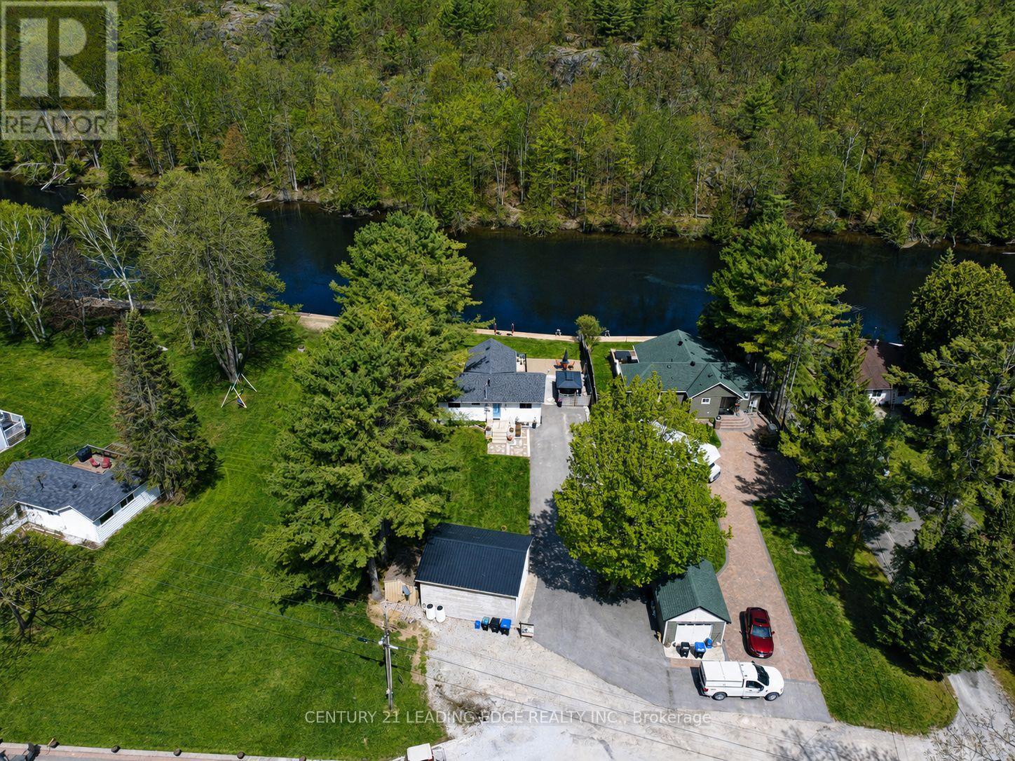 2996 Moynes Road Property Photo 4